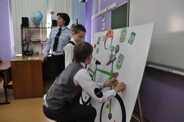 Усвоить правила дорожного движения проще всего на практических занятиях с инспекторами ГИБДД. В этом убедились учащиеся школы №73 города Рязани