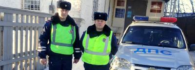 В Тамбовской области сотрудники Госавтоинспекции помогли водителю выбраться из заснеженного леса