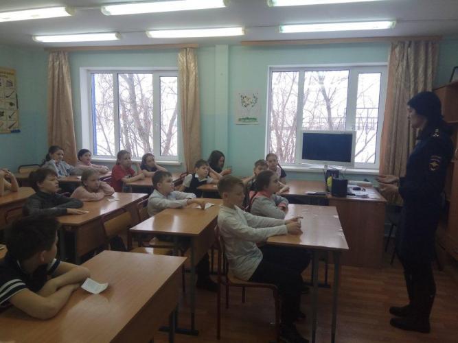 В преддверии весенних каникул сотрудники ГИБДД проводят беседы со школьниками
