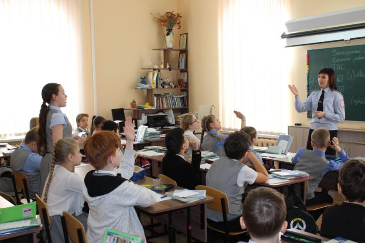 Сотрудники Госавтоинспекции продолжают уделять особое внимание на безопасность детей