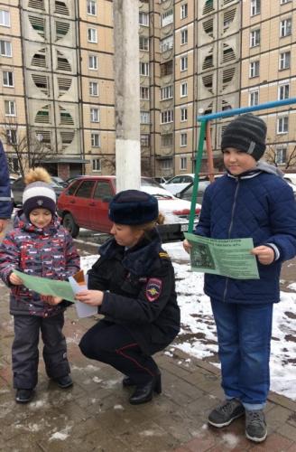 Белгородские автоинспекторы на уличных детских площадках организовали родительские сходы по вопросам дорожной безопасности несовершеннолетних