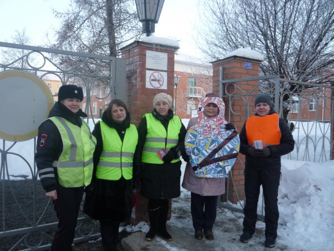 В 4 корпусе Кондопожского детского сада в рейд по проверке правил перевозки детей-пассажиров вместе с автоинспекторами вышел «Родительский патруль» и представители администрации детского сада.