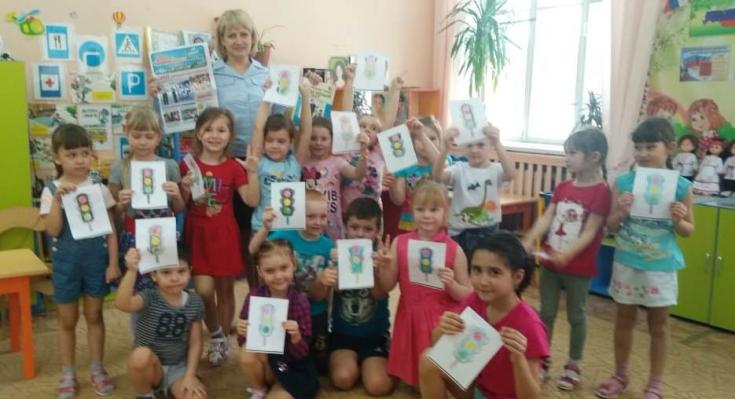 Госавтоинспекторы Новосибирской области повторяют дорожную азбуку с дошкольниками