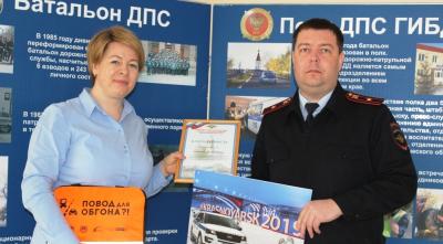 В Красноярском крае автоинспекторы поблагодарили женщину, которая помогла задержать водителя, скрывшегося с места ДТП