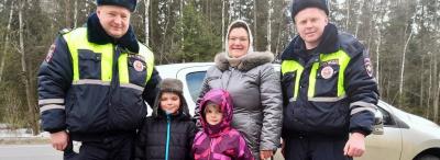 Сотрудники Подмосковной Госавтоинспекции оказали помощь женщине с тремя детьми, попавшей в нештатную ситуацию на дороге