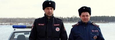 Сотрудники ГИБДД в Красноярском крае помогли женщине, которой стало плохо на улице