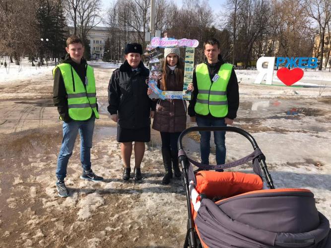 Во Ржеве сотрудники ГИБДД провели мероприятие "Селфи дорожной безопасности"