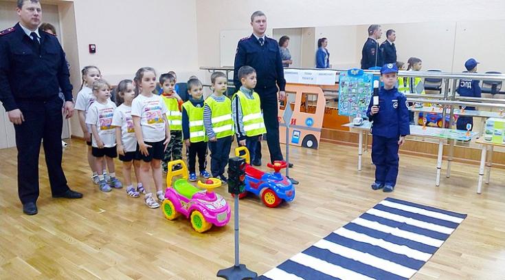 Автоинспекторы научили детей безопасному поведению на дороге