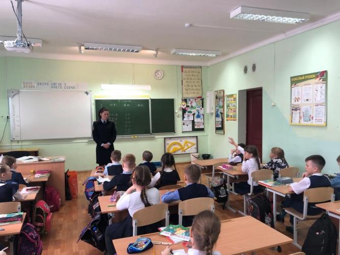 ГИБДД города Долинска провели беседы со школьниками