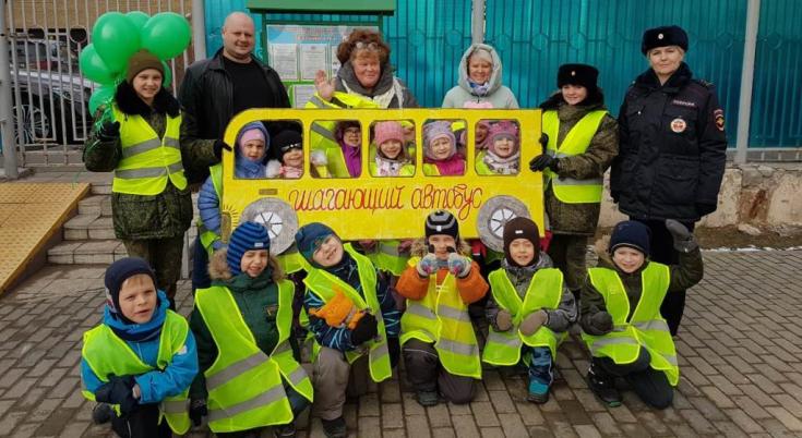 Сотрудники Госавтоинспекции столицы провели акцию «Шагающий автобус»