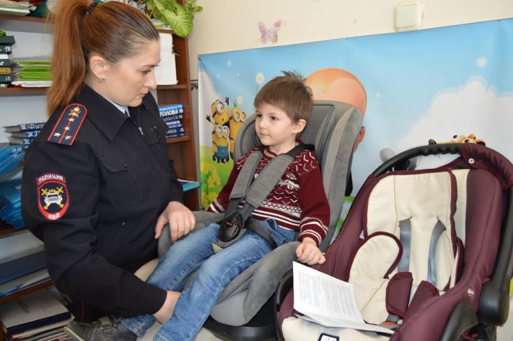 «Рецепты безопасности на дороге» вручают автоинспекторы Нальчика посетителям детских поликлиник