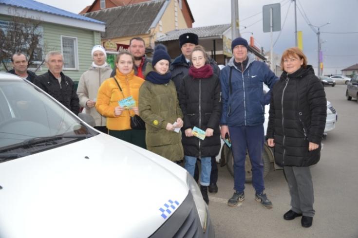 В Чернянском районе юные помощники Госавтоинспекции поздравили с профессиональным праздником водителей такси