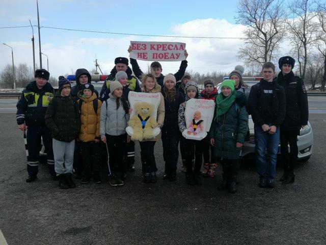 «Без кресла не поеду» – с таким призывом обратились школьники к водителям на федеральной автодороге Москва-Минск