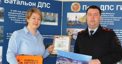 В Красноярском крае автоинспекторы поблагодарили женщину, которая помогла задержать водителя, скрывшегося с места ДТП