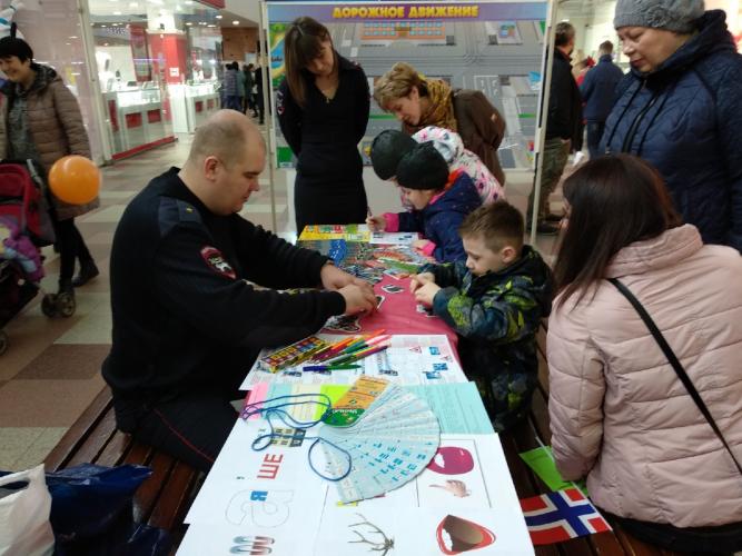 Тверские автоинспекторы провели в торгово-развлекательном центре "Рубин" акцию «Безопасное детство»