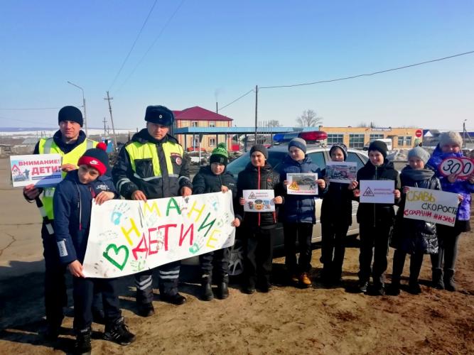 Сотрудники Госавтоинспекции совместно с активистами отряда ЮИД провели акцию "Внимание каникулы!"