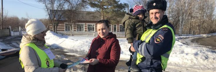 Томские родители призвали водителей позаботиться о безопасности маленьких пассажиров