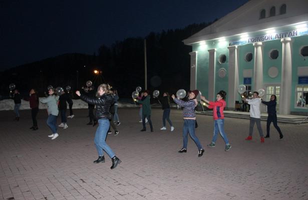 В Республике Алтай автоинспекторы и студенты провели танцевальный флешмоб
