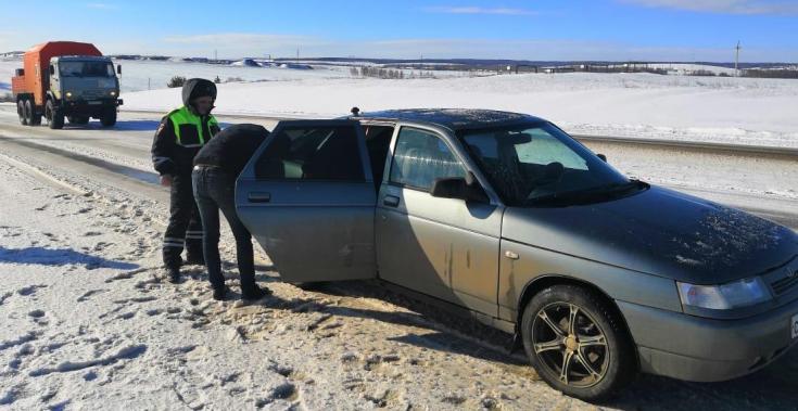 Сотрудники ДПС из Татарстана помогли водителю, попавшему в сложную ситуацию на трассе