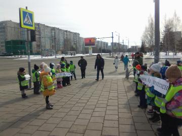 «Живой коридор» дорожной безопасности выстроили тюменские ЮИДовцы у пешеходного перехода