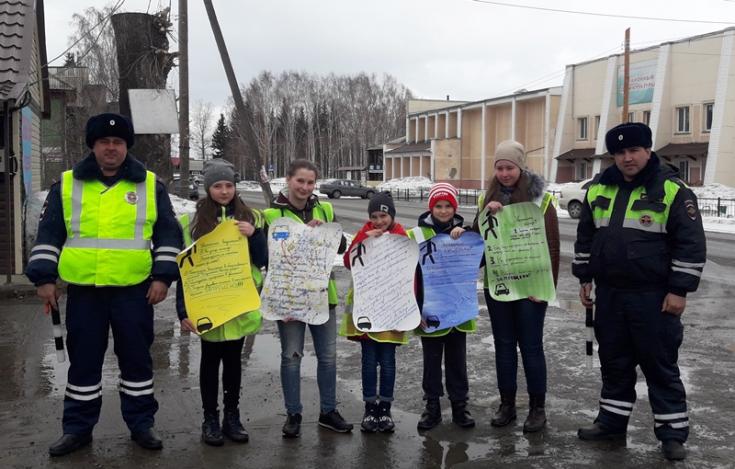 В Красноярском крае сотрудники Госавтоинспекции призвали участников дорожного движения быть внимательными во время школьных каникул