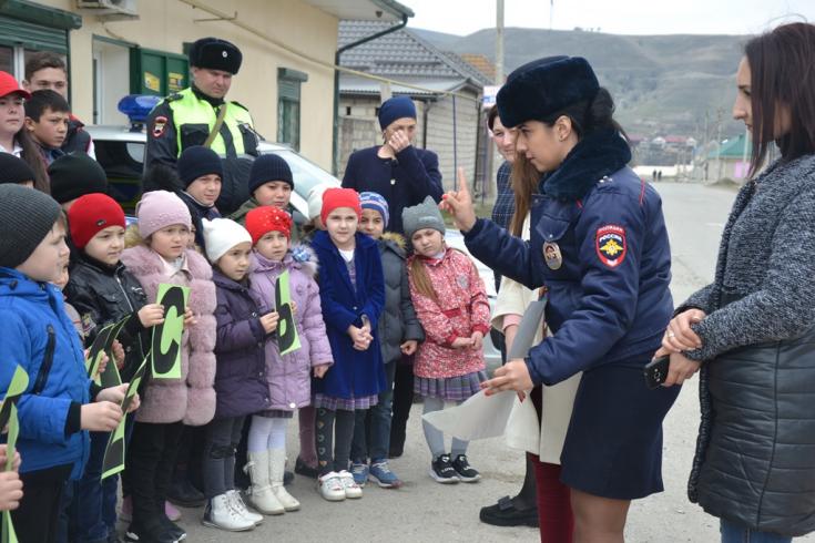 В период весенних каникул представители муниципалитетов и волонтеры патрулируют автомобильные дороги Кабардино-Балкарии