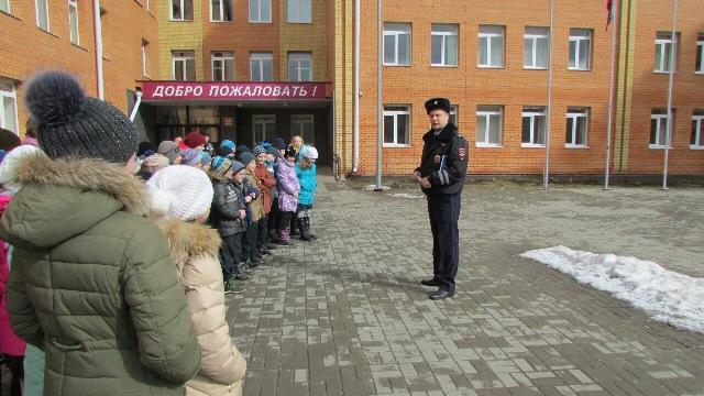 В Велиже полицейские познакомили школьников с работой Госавтоинспекции