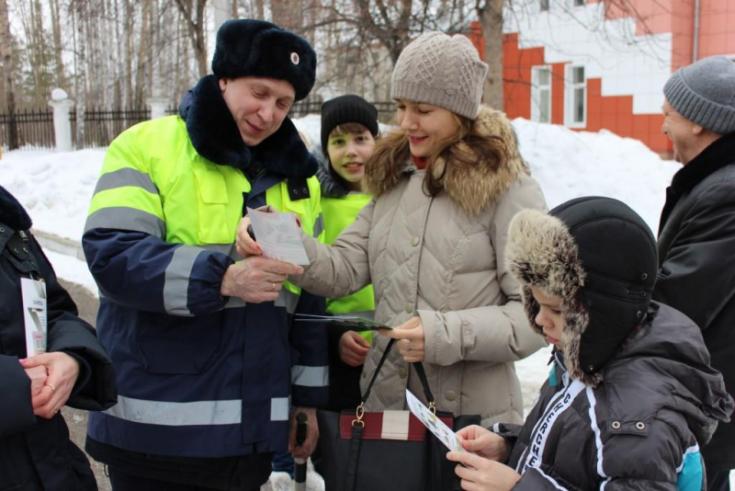 В Томской области сотрудники полиции совместно с отрядом ЮИД организовали акцию «Без кресла не поеду»