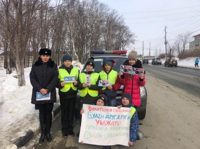 Сотрудники ГИБДД Долинского района провели акцию «Вежливый водитель!»