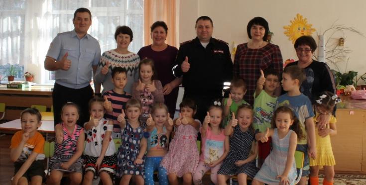 В Лесосибирске сотрудники ГИБДД рассказывают дошкольникам о безопасности дорожного движения