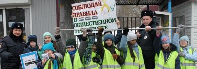 В Кирове сотрудники ГИБДД и волонтеры провели флешмоб дорожной безопасности