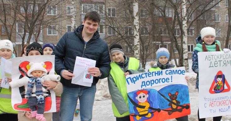 Инсталляцией дорожной безопасности ЮИДовцы Кирова призвали водителей перевозить детей в детских автокреслах