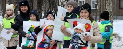 Инсталляцией дорожной безопасности ЮИДовцы Кирова призвали водителей перевозить детей в детских автокреслах