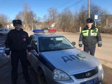 В Тверской области автоинспекторы помогли водителю потушить автомобиль