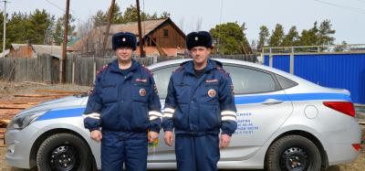В Красноярском крае инспекторы ДПС спасли людей из горящего дома