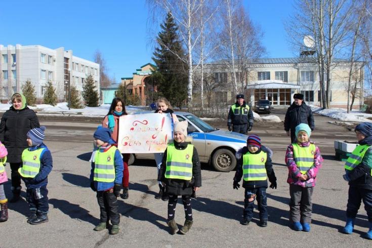 В Ичалковском районе участники акции «Стань заметнее!» призвали пешеходов пользоваться световозвращателями
