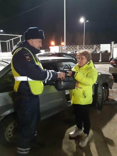 Сотрудники ДПС вернули автоледи из Татарстана потерянную сумку с документами