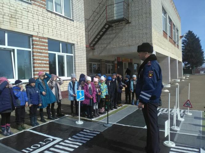 Урок безопасности. Сотрудники ГИБДД проводят профилактические занятия с детьми