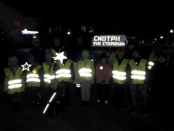 В Забайкалье сотрудники ГИБДД и родительская общественность с помощью световозвращающих аппликаций повышают видимость детей на вечерних дорогах