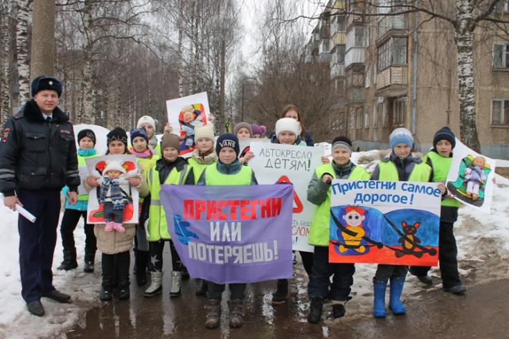 Инсталляцией дорожной безопасности ЮИДовцы Кирова призвали водителей перевозить детей в детских автокреслах