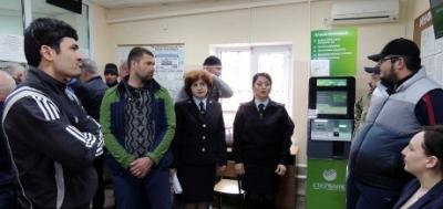 Посетителям МРЭО ГИБДД в Майкопе рассказали о социальной кампании «Без вас не получится»