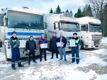 Новгородские автоинспекторы призывают водителей грузовых автомобилей отказаться от опасных маневров на дороге