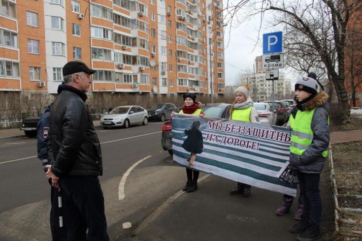 Инспекторы ГИБДД совместно с отрядом ЮИД провели профилактическую акцию