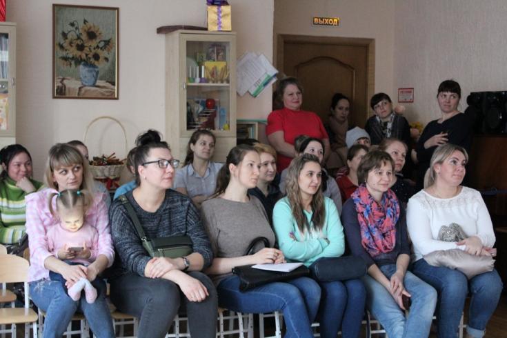 Дорожные полицейские Красноярска рассказывают родителям о правилах перевозки детей