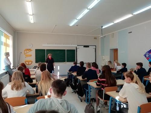 В Калининграде сотрудники ГИБДД провели занятие «Дружим с ПДД».