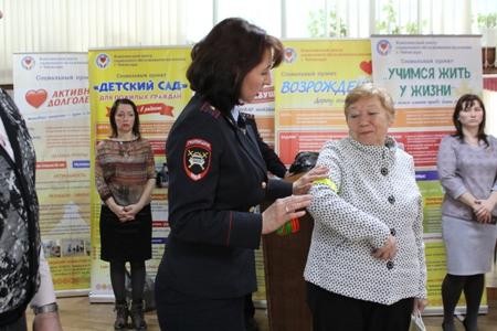 В Чебоксарах инспекторы ГИБДД научили пенсионеров быть заметными на дороге