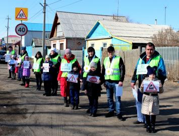 Пространственные композиции «Родительского патруля» на забайкальских дорогах призывают автолюбителей обеспечить безопасность детей