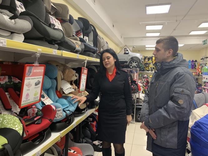 Сотрудники подмосковной Госавтоинспекции в торгово-развлекательных центрах провели тематические акции по безопасности детей-пассажиров.