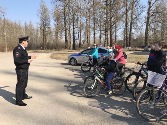 В Дновском районе Псковской области дорожные полицейские провели День здоровья