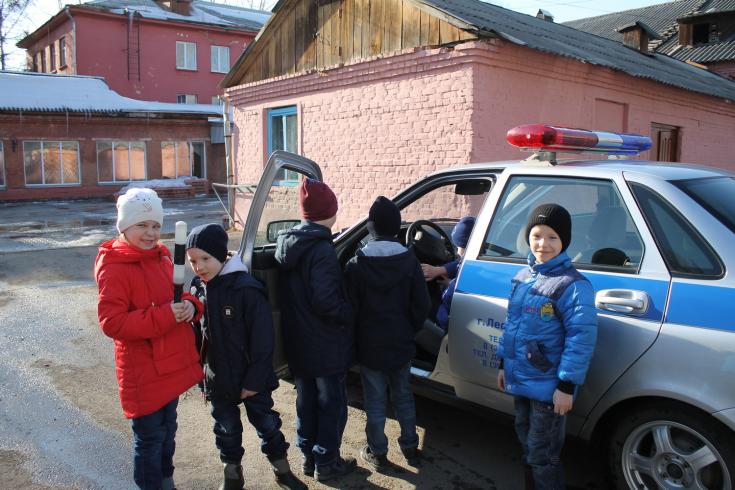 Госавтоинспекторы Лесосибирска пришли в гости к воспитанникам подшефного детского дома